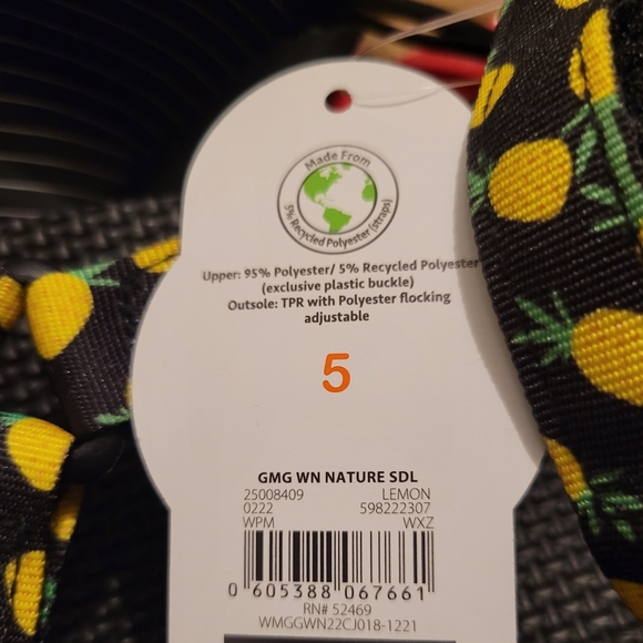 Girls Size 5 cute sandals with adjustable straps - Picture 4 of 4